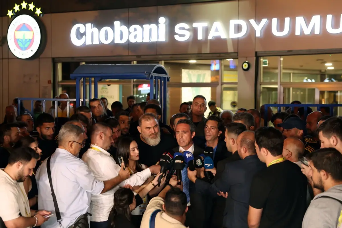 Ali Koç maç sonu çıldırdı! Futbolcuları yanına alıp ”Buraya gelemez, binlerce kişi sahaya iner” dedi