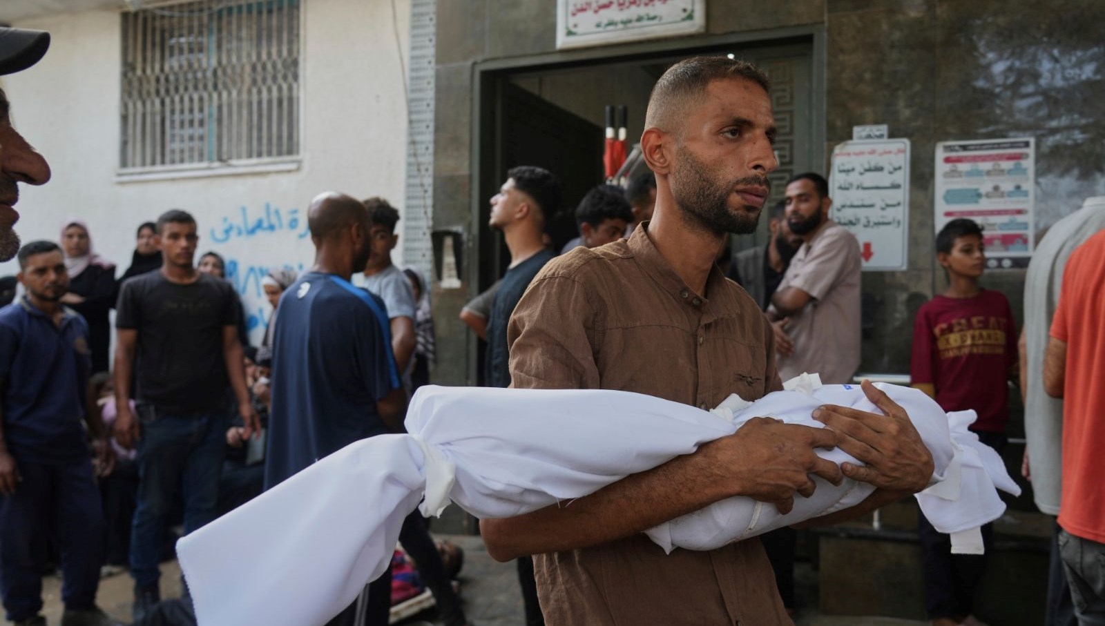 Gazze’de sağlık felaketi: Yataklarını bile evden getiriyorlar