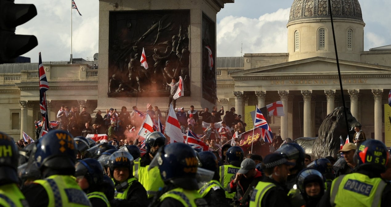 Göçmen karşıtı protestocular Londra sokaklarını inlettİ: ‘Ülkemizi geri istiyoruz!’