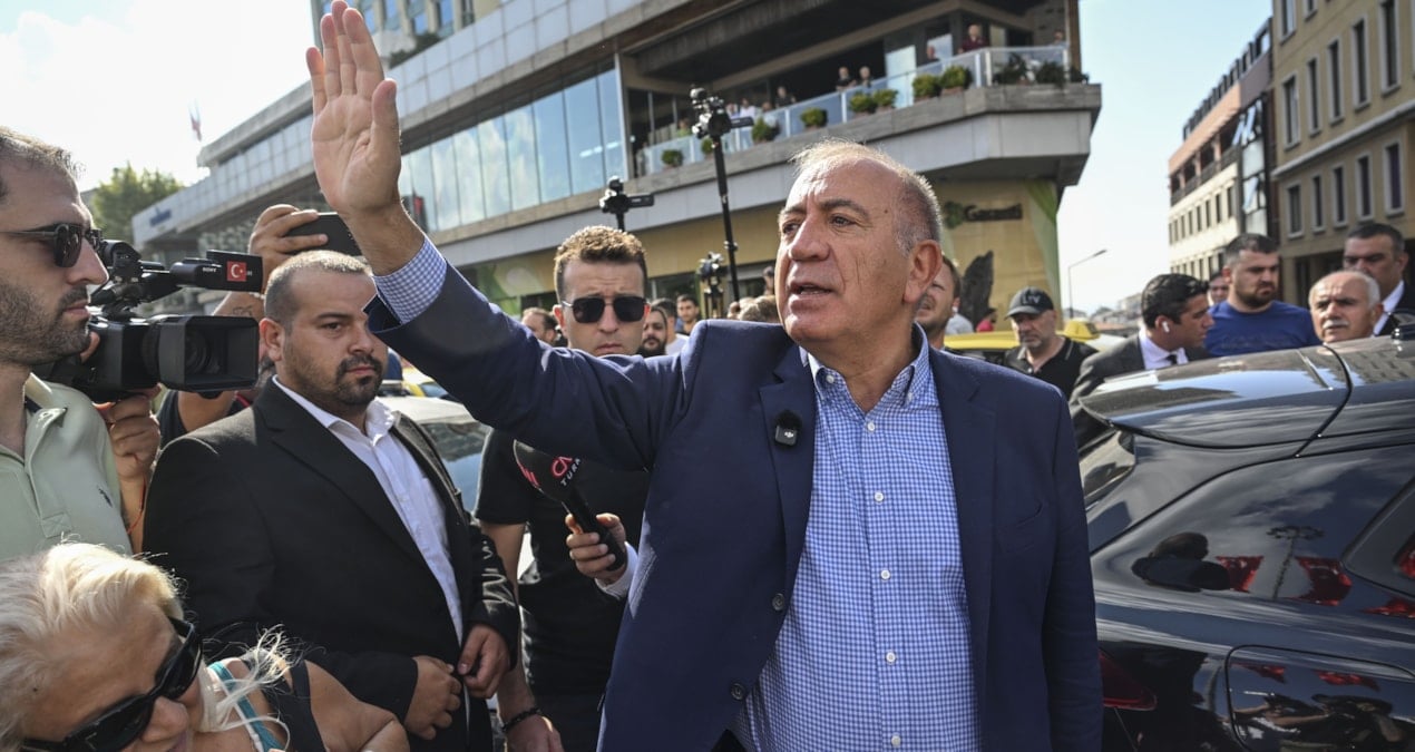 Gürsel Tekin, çakarlı aracıyla CHP’nin Sarıyer’deki binasında