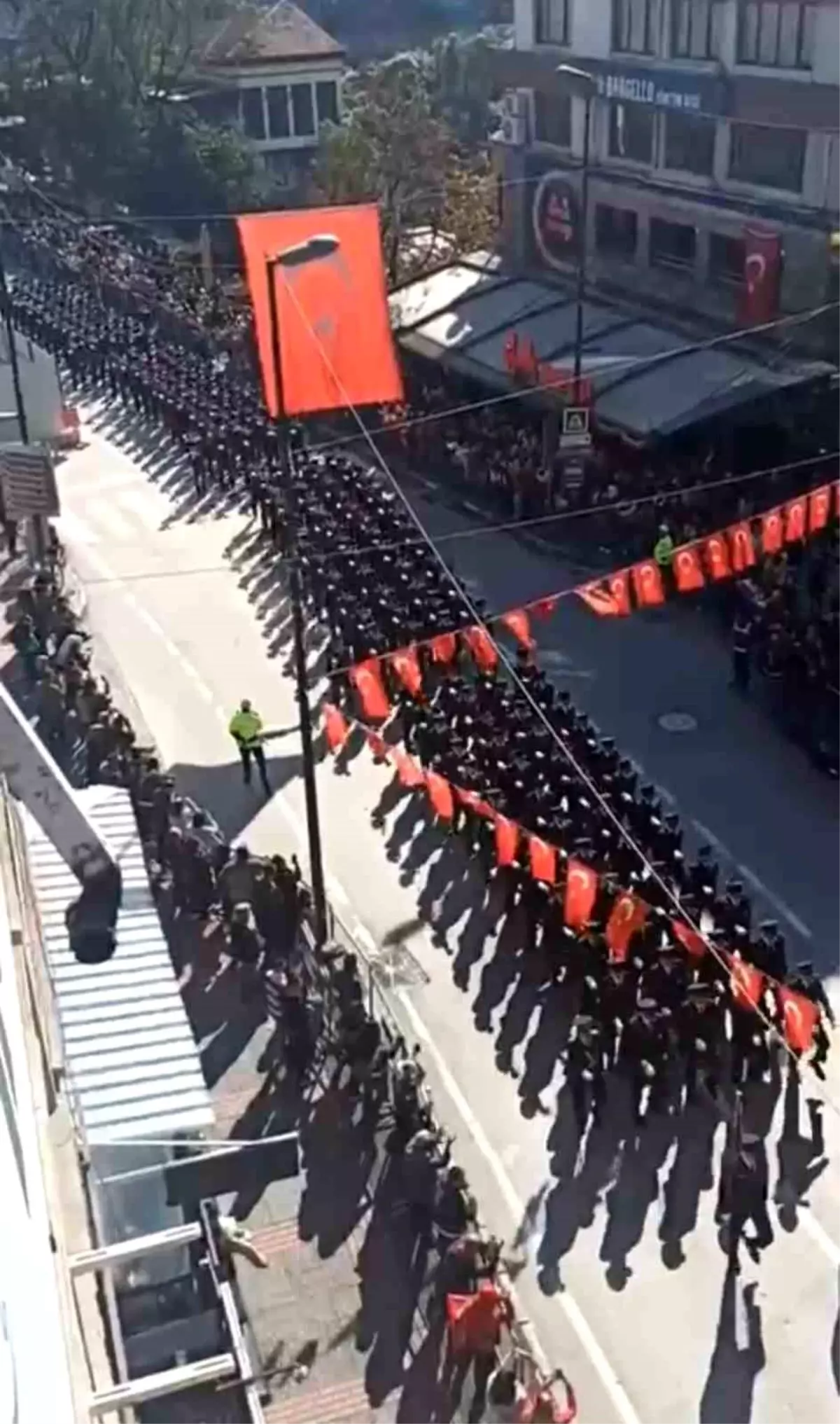 bursadaki cumhuriyet bayrami torenlerinde astsubaylarin yuruyusu alkis aldi AFLyQd8V.jpg