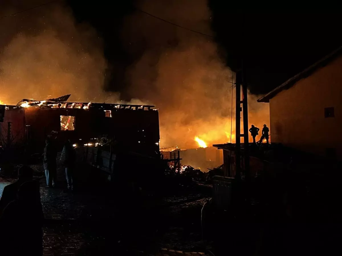 İskilip’te Yangın: 3 Ev Kül Oldu