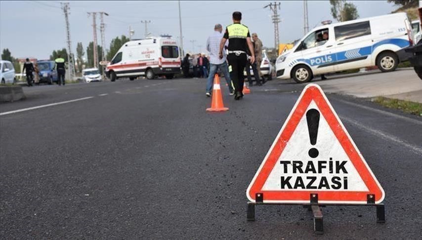 Kuzey Marmara Otoyolu’nda otomobil, kamyonete çarptı: 3 yaralı