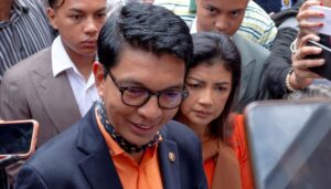 madagaskarda cumhurbaskani rajoelina fransiz ucagiyla ulkeden kacti iddiasi zFFnWrse.jpg