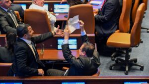 trump konusuyordu israil meclisinde filistini taniyin pankarti acildi K77mUb4X.jpg