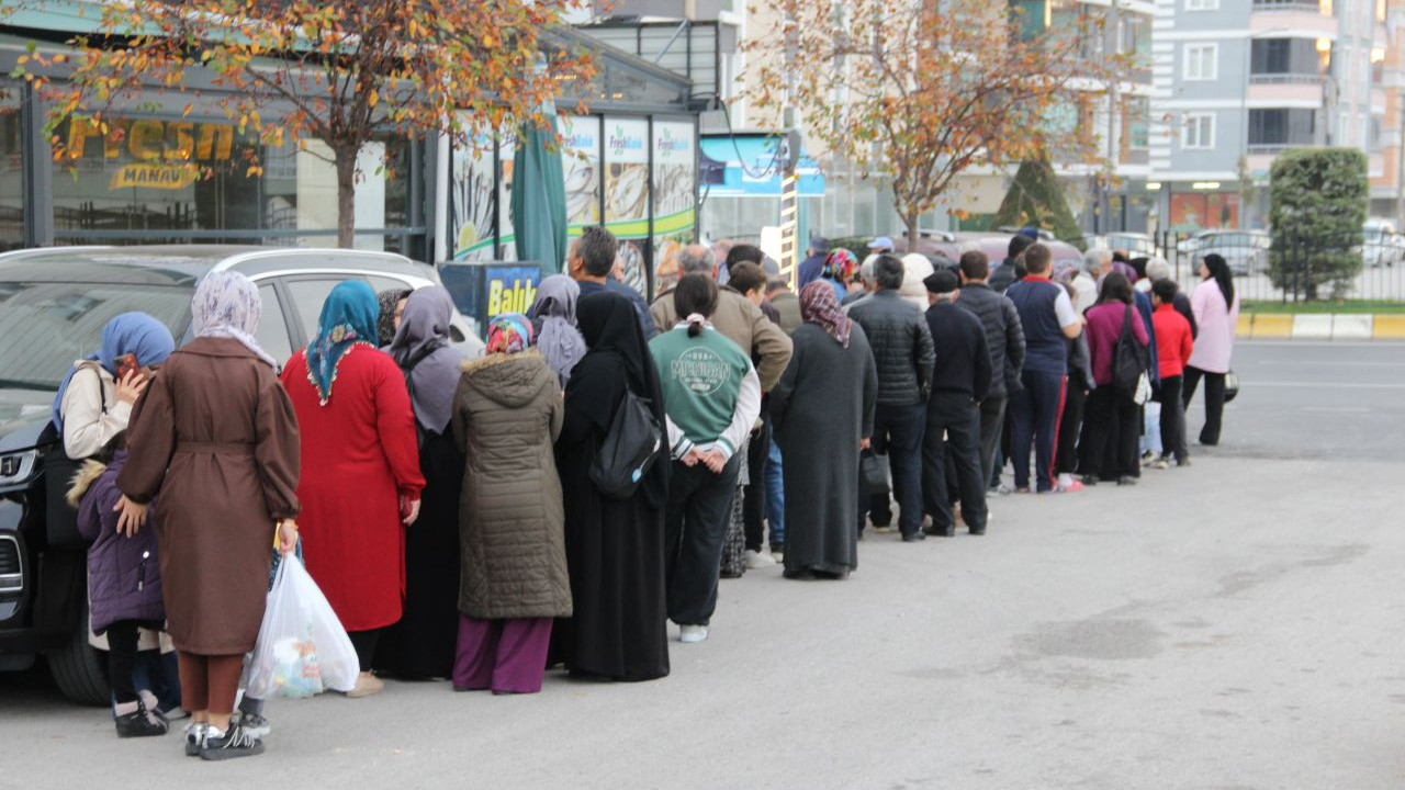 denizi olmayan sehirde hamsi 40 tlye dustu vatandas kuyruk olusturdu ttHJGB28.jpg