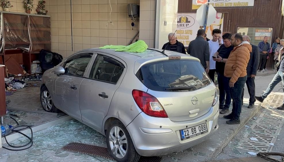 edirnede otomobil firina girdi dort yarali 9ZPaCKlU.jpg