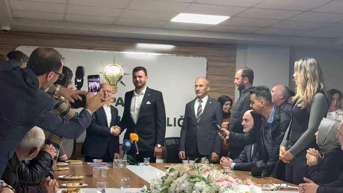 gemlikte ak partiye 800 yeni uye katildi BYNqEX2D.jpg