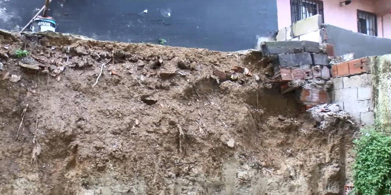 istinat duvari 4 katli binanin uzerine devrildi 2 bina tahliye edildi MfkaChHL.jpg