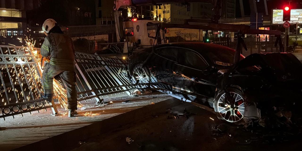 Şişli’de Lüks Araçla Kaza: Üç Yaralı Hastaneye Kaldırıldı