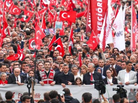 CHP Genel Başkanı Özgür Özel, Gençlerle Birlikte 19 Mayıs’ta Anıtkabir’e Yürüdü