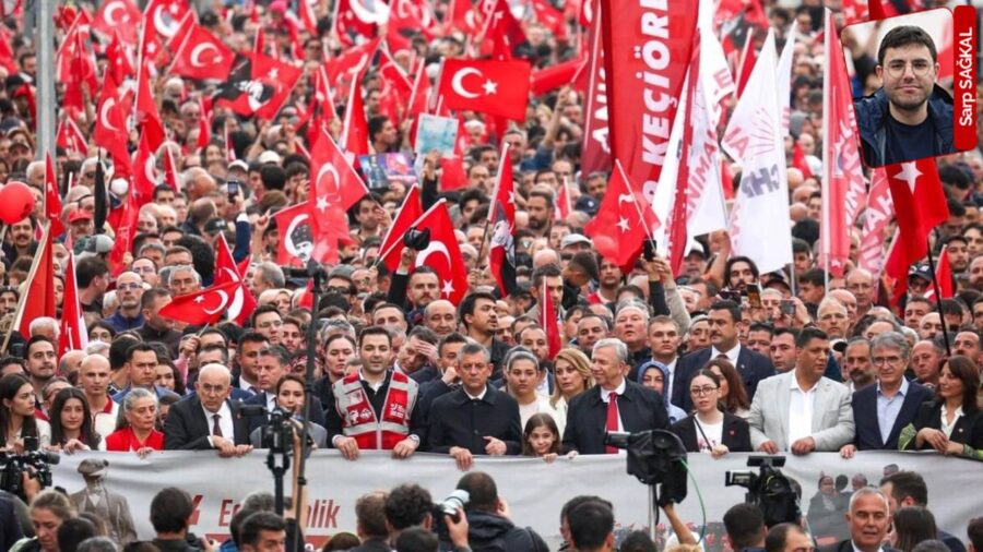 CHP Genel Başkanı Özgür Özel, Gençlerle Birlikte 19 Mayıs’ta Anıtkabir’e Yürüdü